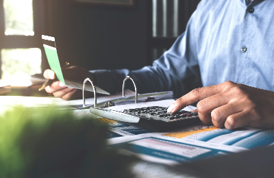 Investissement financier : arbitrer entre revenu périodique, capitalisation et exposition marchés
